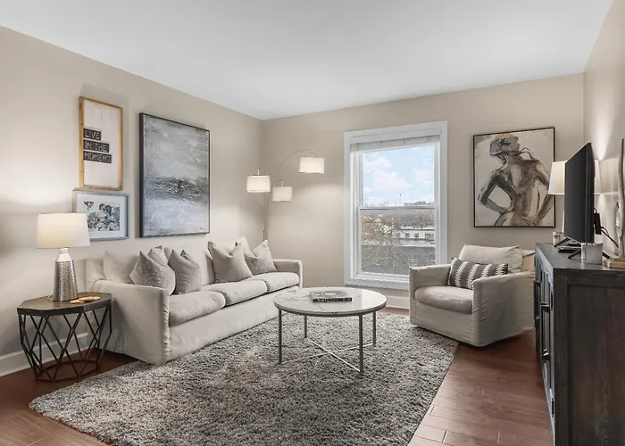 Condo On Music Row W Parking, Sleeps 6, Pool