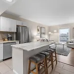 Condo On Music Row W Parking, Sleeps 6, Pool