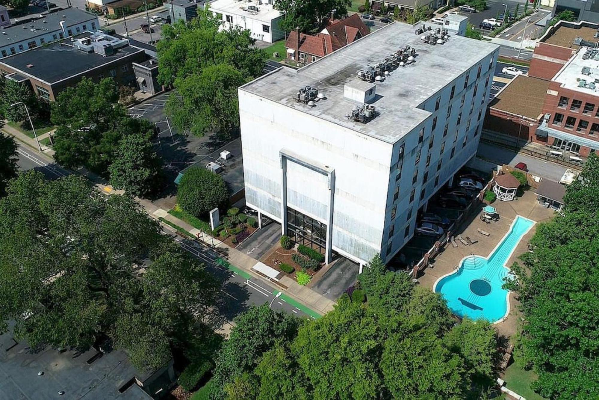 On Music Row W Parking, Sleeps 6, Pool *