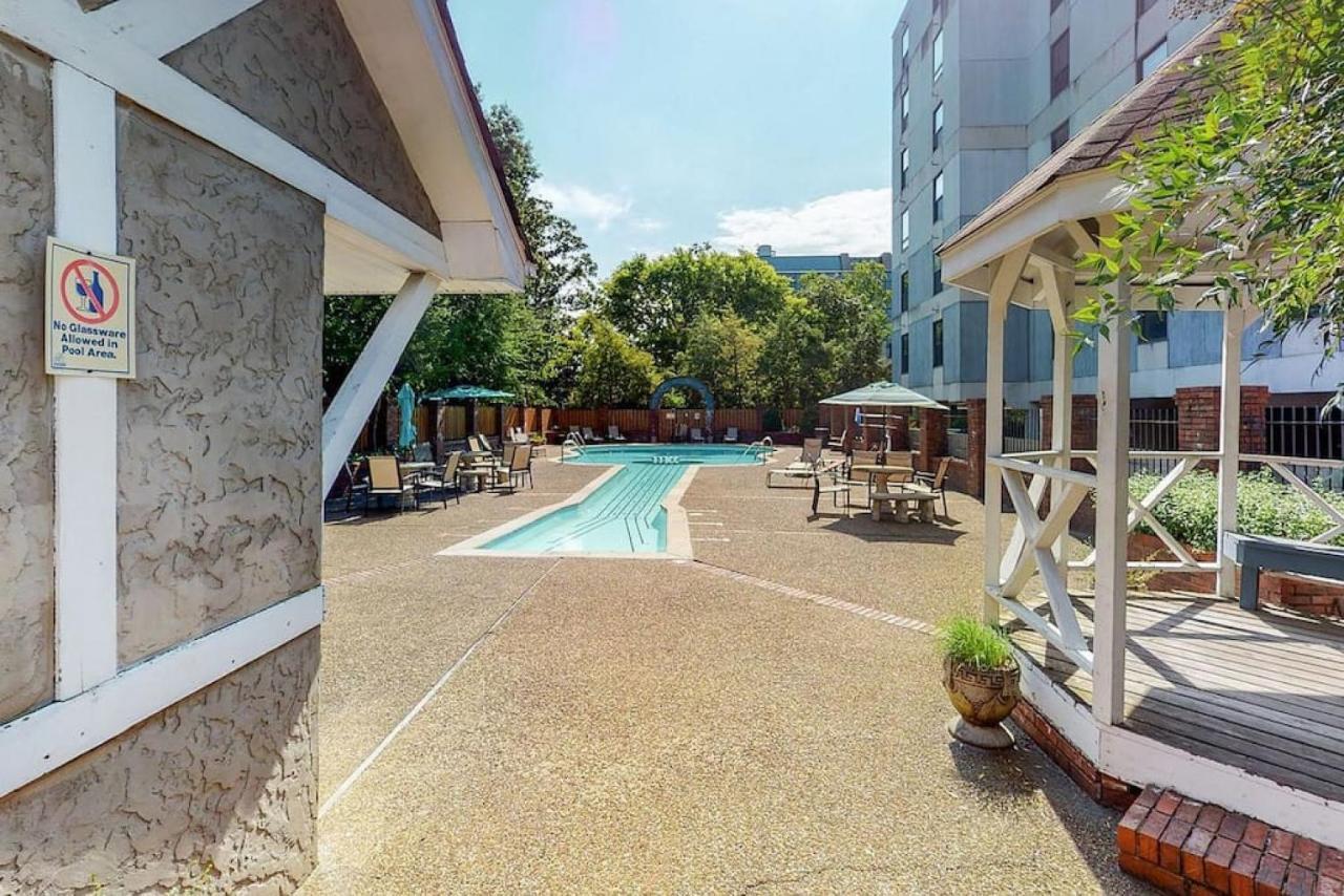 On Music Row W Parking, Sleeps 6, Pool Holiday home Nashville