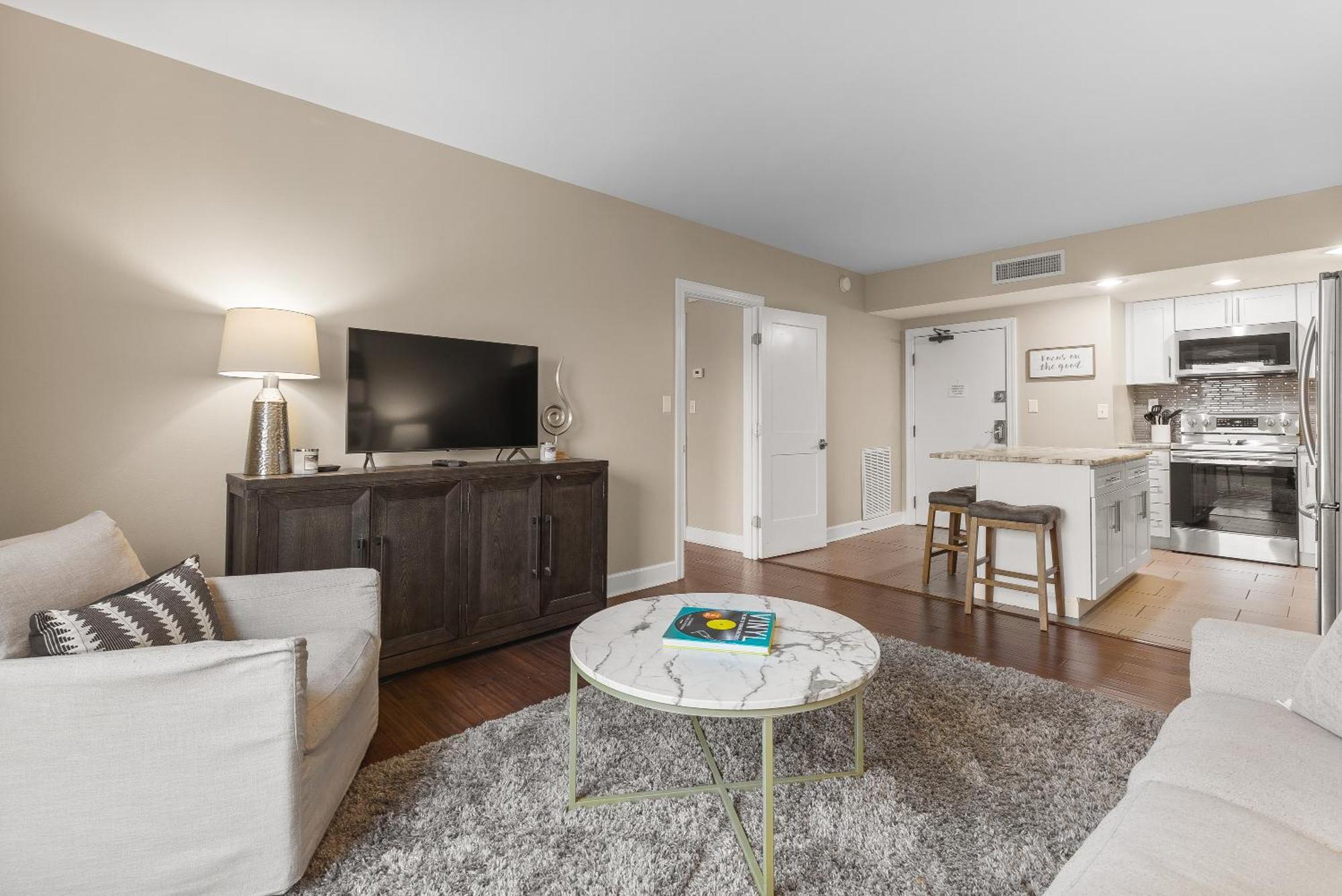 On Music Row W Parking, Sleeps 6, Pool Holiday home