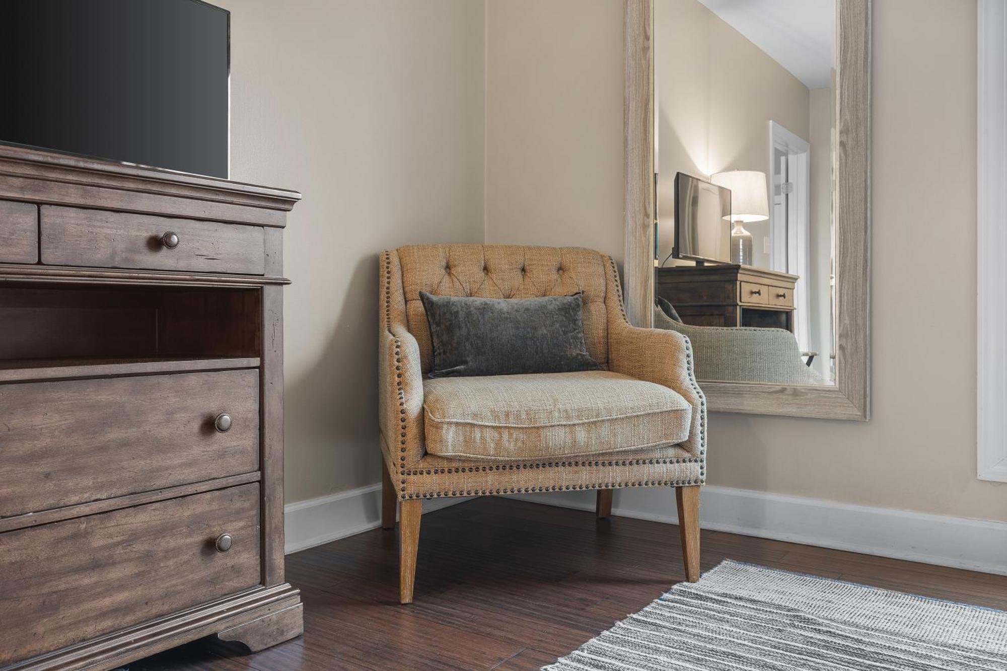 Holiday home On Music Row W Parking, Sleeps 6, Pool Nashville