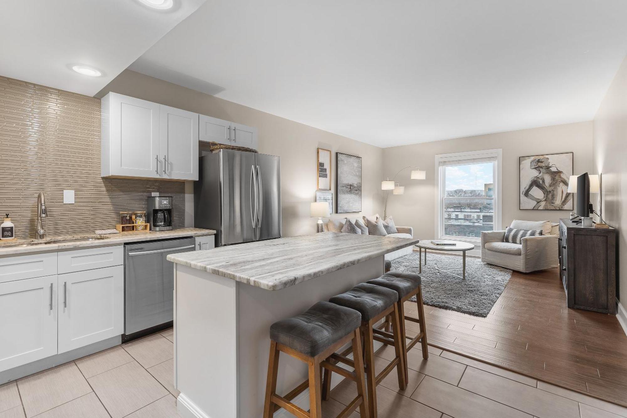 Holiday home On Music Row W Parking, Sleeps 6, Pool