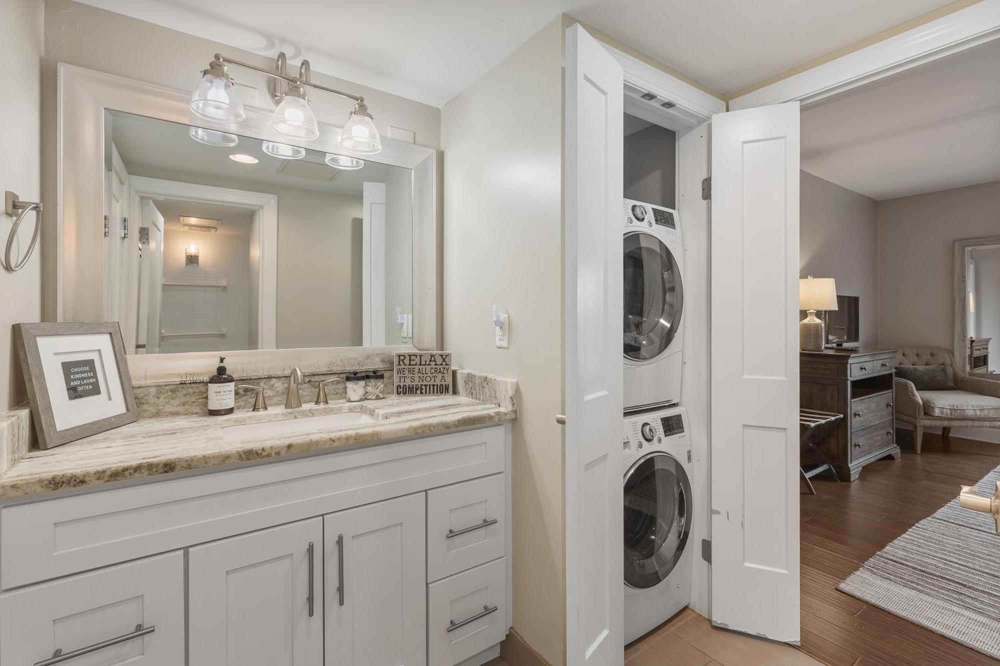 On Music Row W Parking, Sleeps 6, Pool Holiday home Nashville