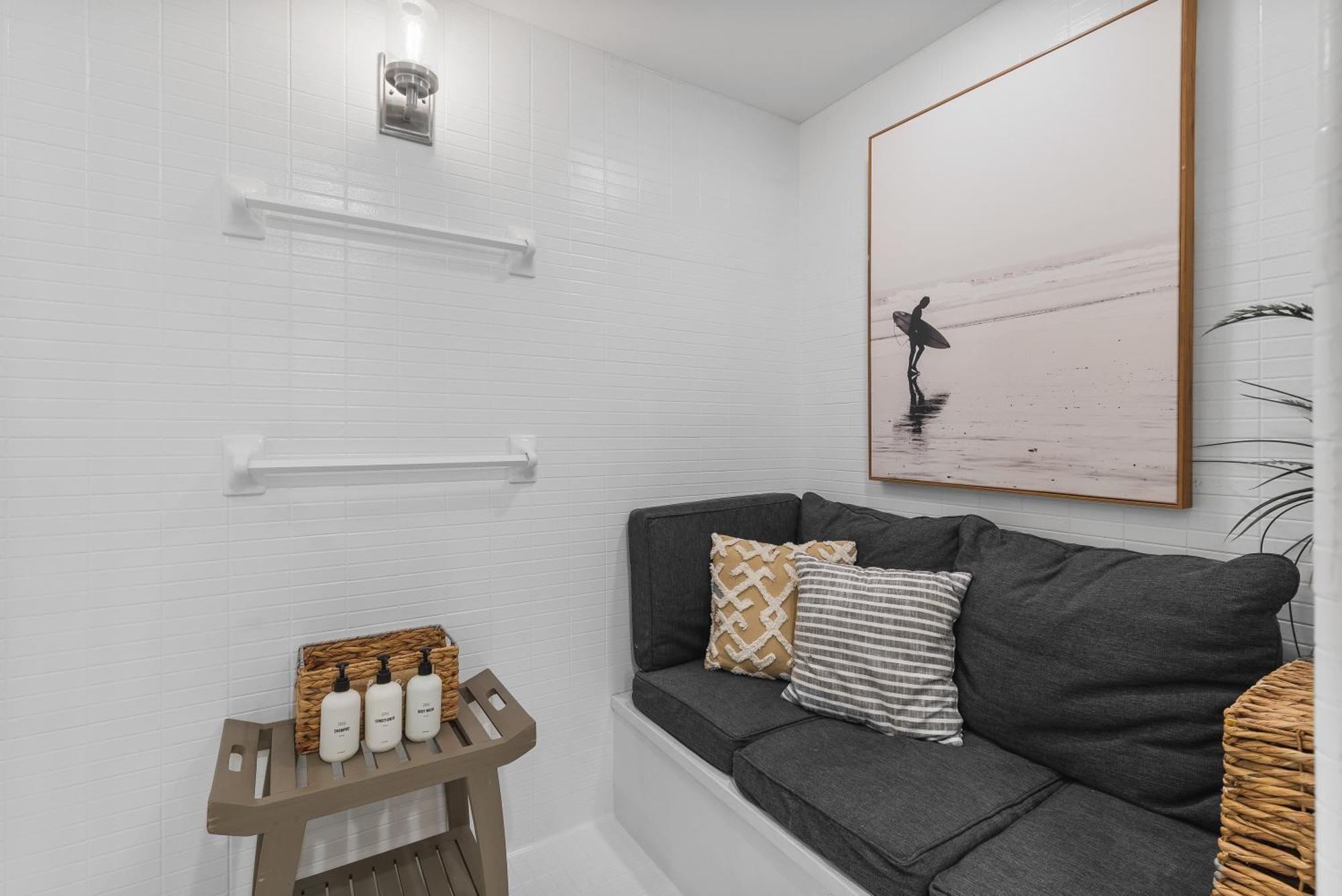 Holiday home On Music Row W Parking, Sleeps 6, Pool