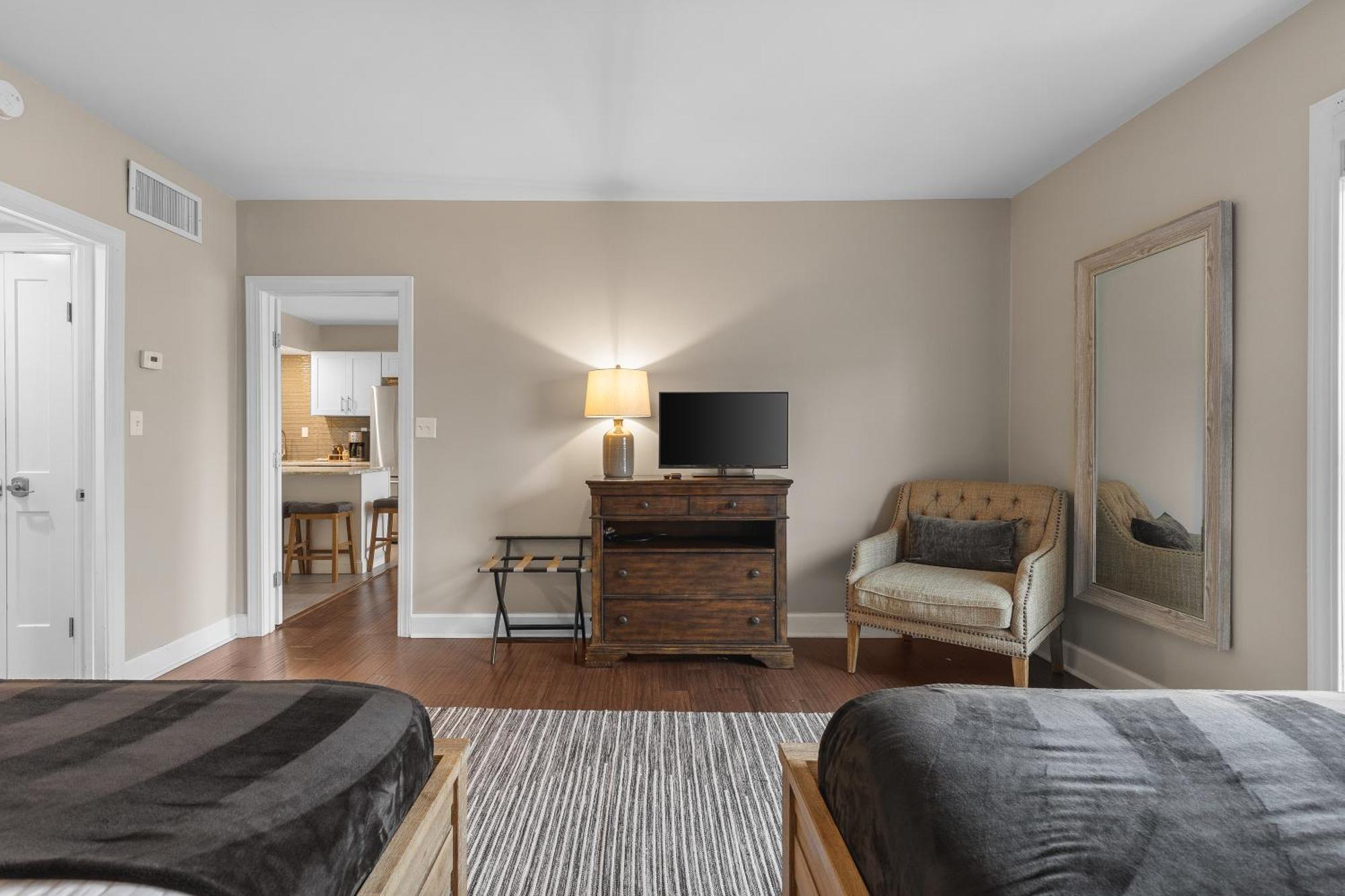 On Music Row W Parking, Sleeps 6, Pool Holiday home Nashville