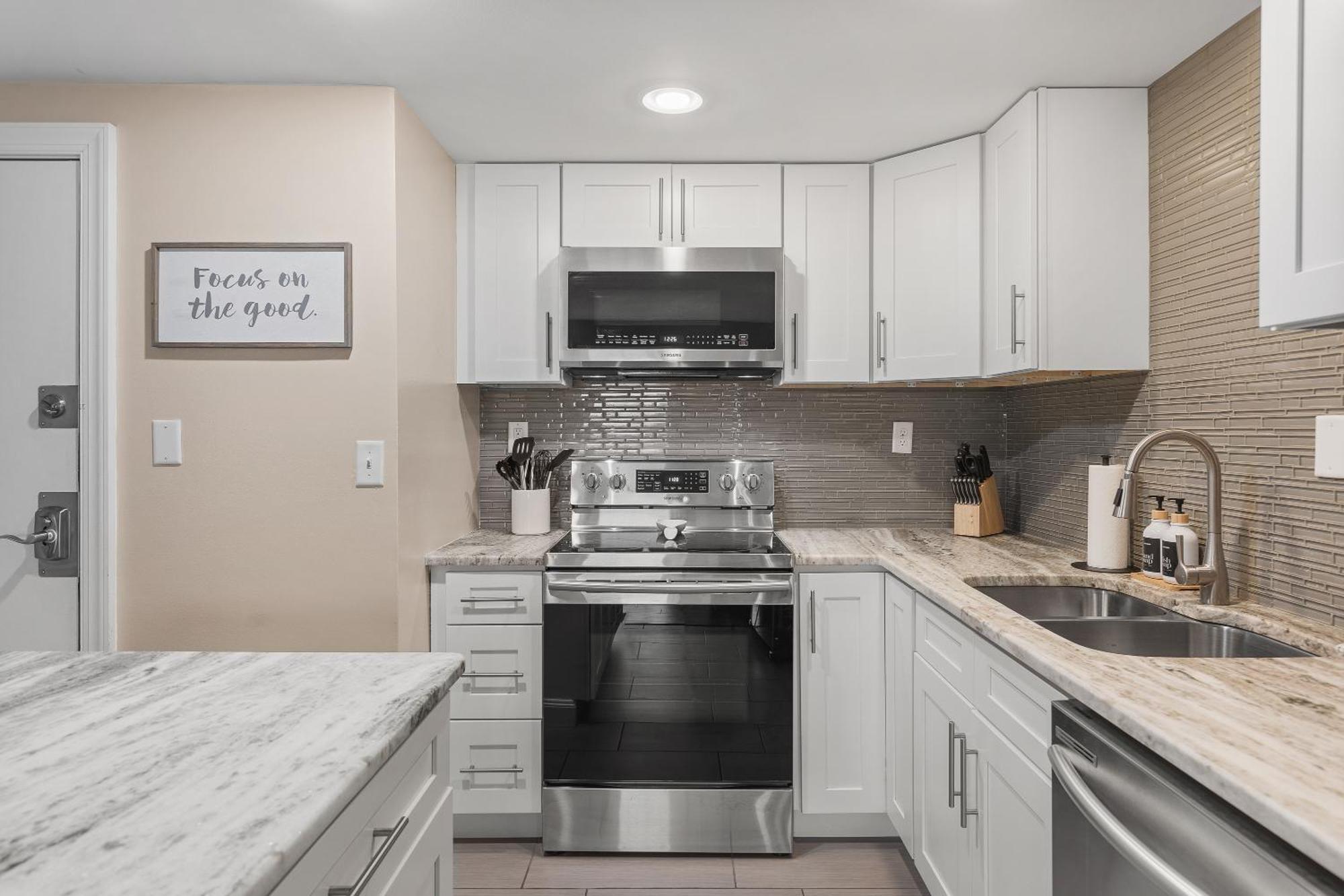On Music Row W Parking, Sleeps 6, Pool Holiday home Nashville